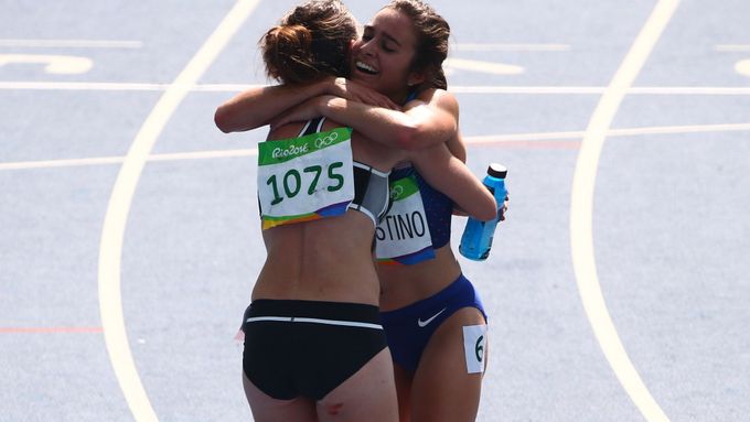 Obě atletky se v cíli objaly