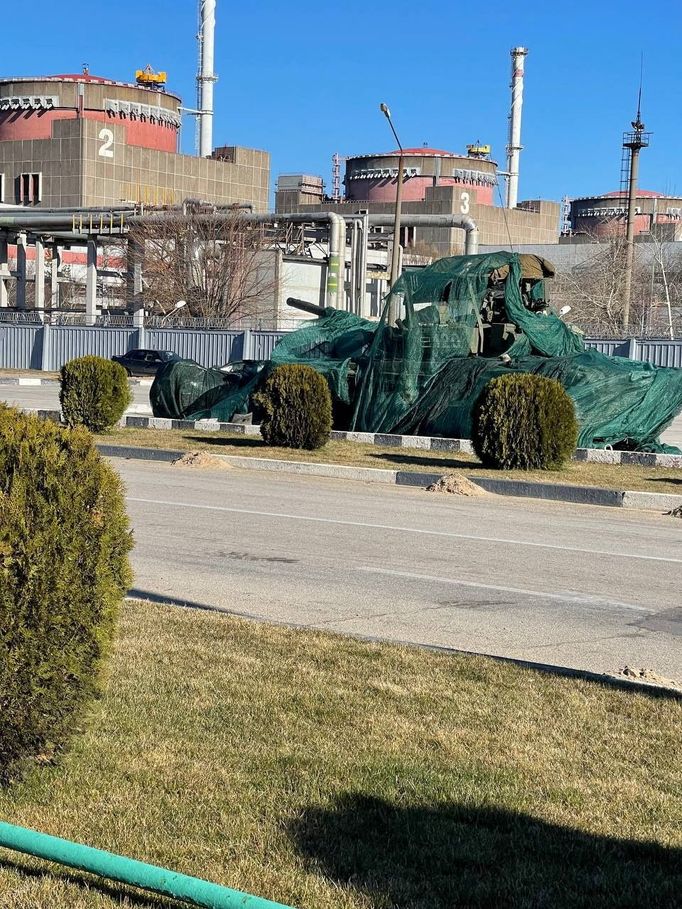 Zakrytý ruský tank stojící před Záporožskou jadernou elektrárnou.