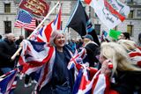 Část Britů v pátek v ulicích Londýna u příležitosti brexitu vesele slavila.