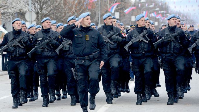 Bosenskosrbští policisté při slavnostním pochodu v Banja Luce.