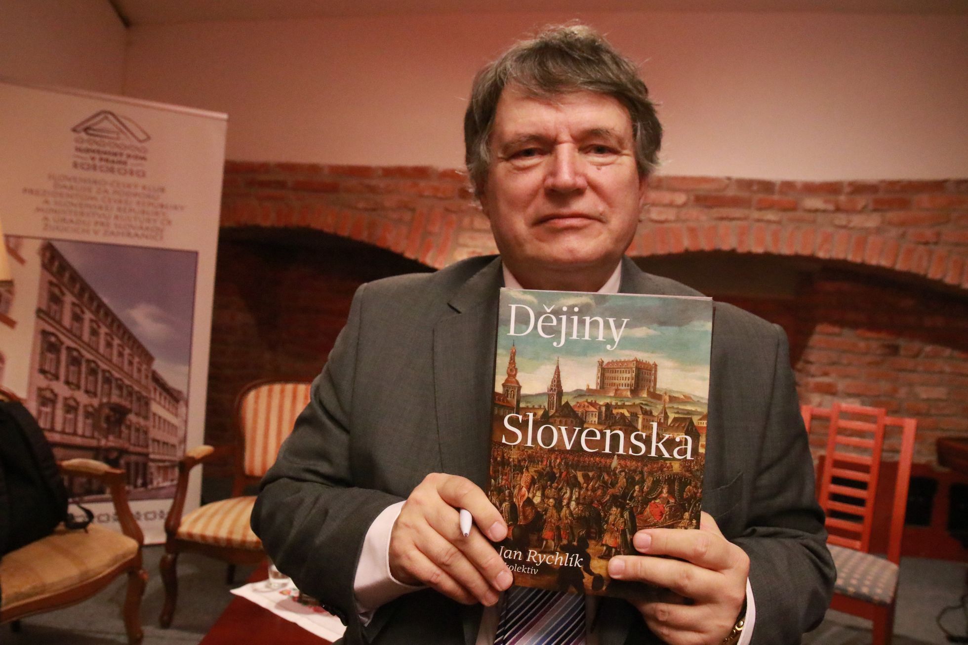 Profesor Jan Rychlík se svou nejnovější knihou s názvem Dějiny Slovenska, která nedávno vyšla v nakladatelství Vyšehrad.