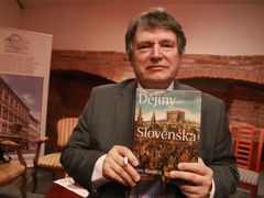 Historik Jan Rychlík se svou knihou, která mapuje historii Slovenska od Sámovy říše po současnost.