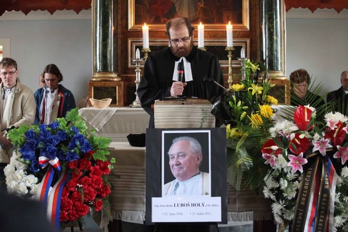 Poslední rozloučení v kostele vedl tamní evangelický farář Mojmír Blažek.