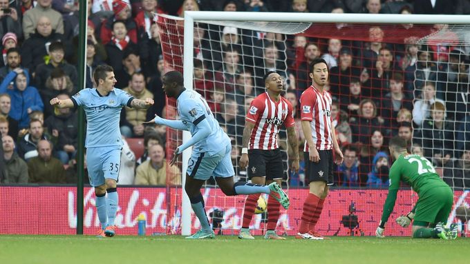 Yaya Touré slaví první gól v síti Southamptonu.