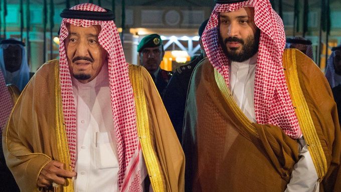 Saúdskoarabský král Salmán (vlevo) a korunní princ Muhammad bin Salmán.