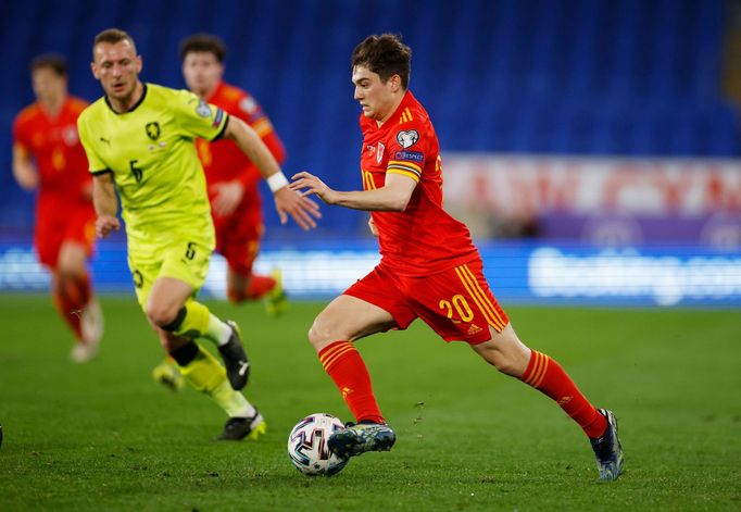 Vladimír Coufal a Daniel James v utkání kvalifikace MS 2022 Wales - Česko