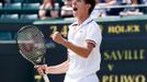 Kanadský tenista Filip Peliwo se raduje z vítězství v juniorském finále Wimbledonu 2012.