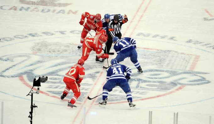 NHL Winter Classic, Detroit-Toronto: Jay McClement (11) - Luke Glendening (41)