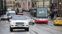 Ilustrační foto, zima, doprava, auta, Praha, křižovatka, vánoční trmavaj