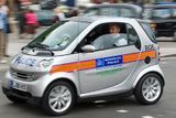 Britský Scotland Yard plánuje během následujících čtyř let nahradit polovinu svého vozového parku auty s alternativním pohonem. Policejní složky Londýna už dnes využívají na 140 kusů hybridu Toyota Prius, momentálně pak příslušníci testují elektrickou verzi Smart ForTwo. Na služebnách, které elektromobily využívají už byly instalovány dobíjecí stanice. Tamní policisté údajně dokonce uvažují také o autech na vzduch.