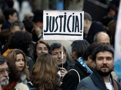 Proti soudu s Garzónem protestovaly v Madridu tisíce lidí.