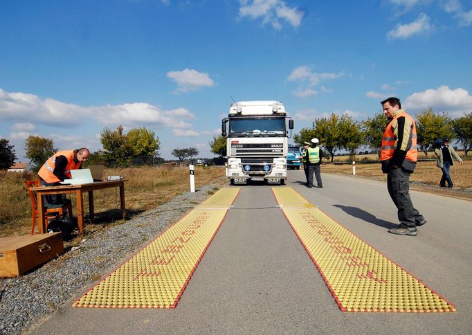 26. září 2008 v obci Jesenice-Osnice prezentovala obecní a státní policie součinnost při vážení kamionů.