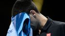 Srbský tenista Novak Djokovič v utkání se Švýcarem Rogerem Federerem ve finále Turnaje mistrů 2012.