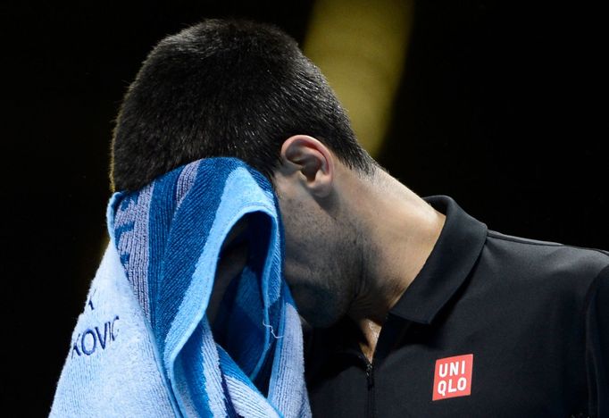 Srbský tenista Novak Djokovič v utkání se Švýcarem Rogerem Federerem ve finále Turnaje mistrů 2012.