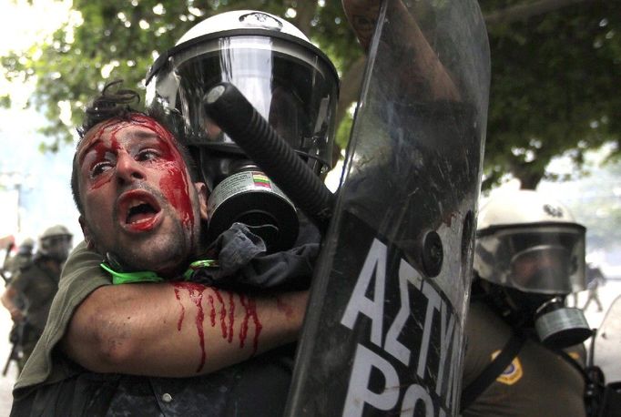 Demonstrant zadržený policií během aténských protestů (29. června).