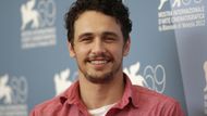 Americký herec James Franco pózuje pro fotografy. V Benátkách byl členem delegace k filmu Spring breakers.