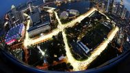 Okruh Marina Bay Circuit z vrtulníku vypadá jako osmička, ale ve skutečnosti jsou v jejím "středu" dvě zatáčky, které se jen dotýkají svým vnějším okrajem.