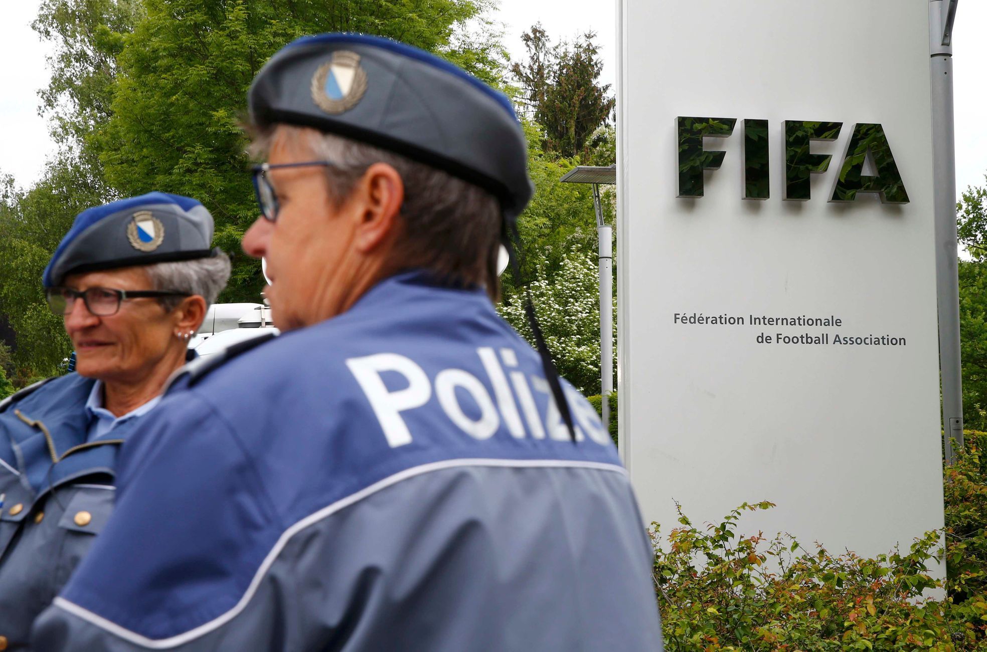 Policie před sídlem FIFA v Curychu.