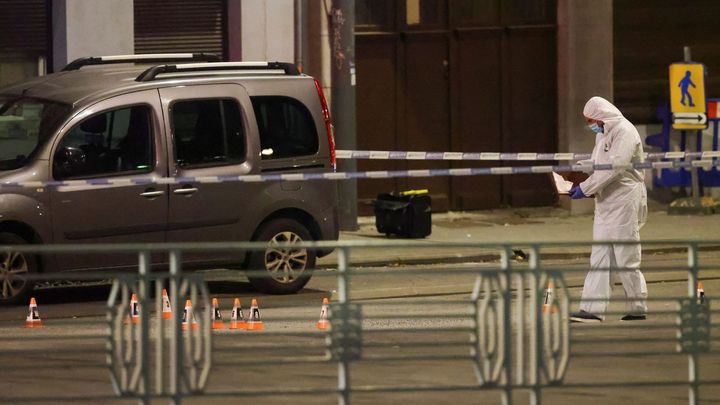 Útočník v centru Bruselu zastřelil dva lidi, premiér mluví o terorismu