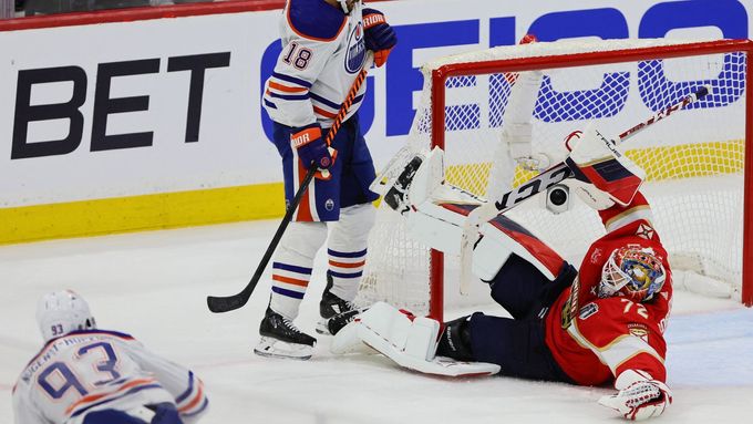 Sestřih zákroků gólmana Floridy Sergeje Bobrovského v prvním finále Stanley Cupu proti Edmontonu.