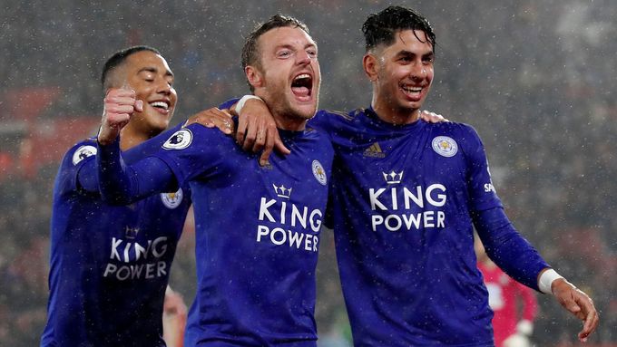 Hráči Leicesteru slaví jeden z devíti gólů v síti Southampton