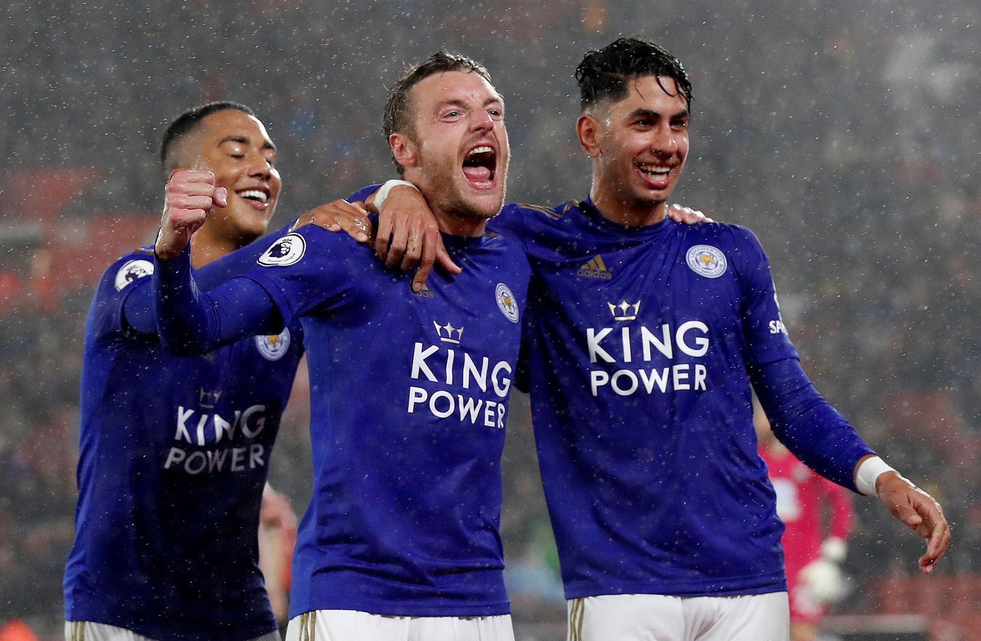 Hráči Leicesteru slaví jeden z devíti gólů v síti Southampton