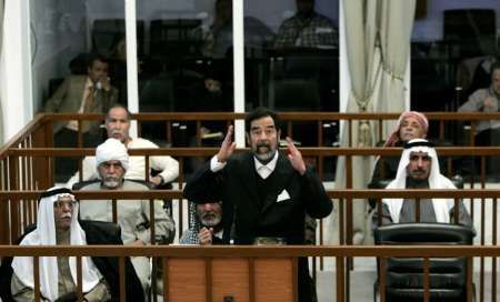 Saddám Husajn a další obžalování během dnešního stání