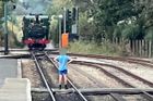 Šok na kolejích. Chlapec se postavil přijíždějícímu vlaku, šlo o vteřiny