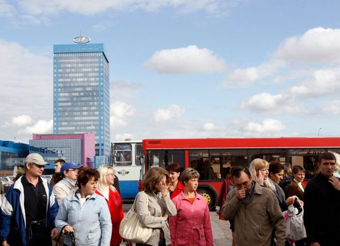 Padla. Jedné směně automobilky AvtoVAZ právě skončila směna, na zastávce před hlavní budovou čekají na autobus.