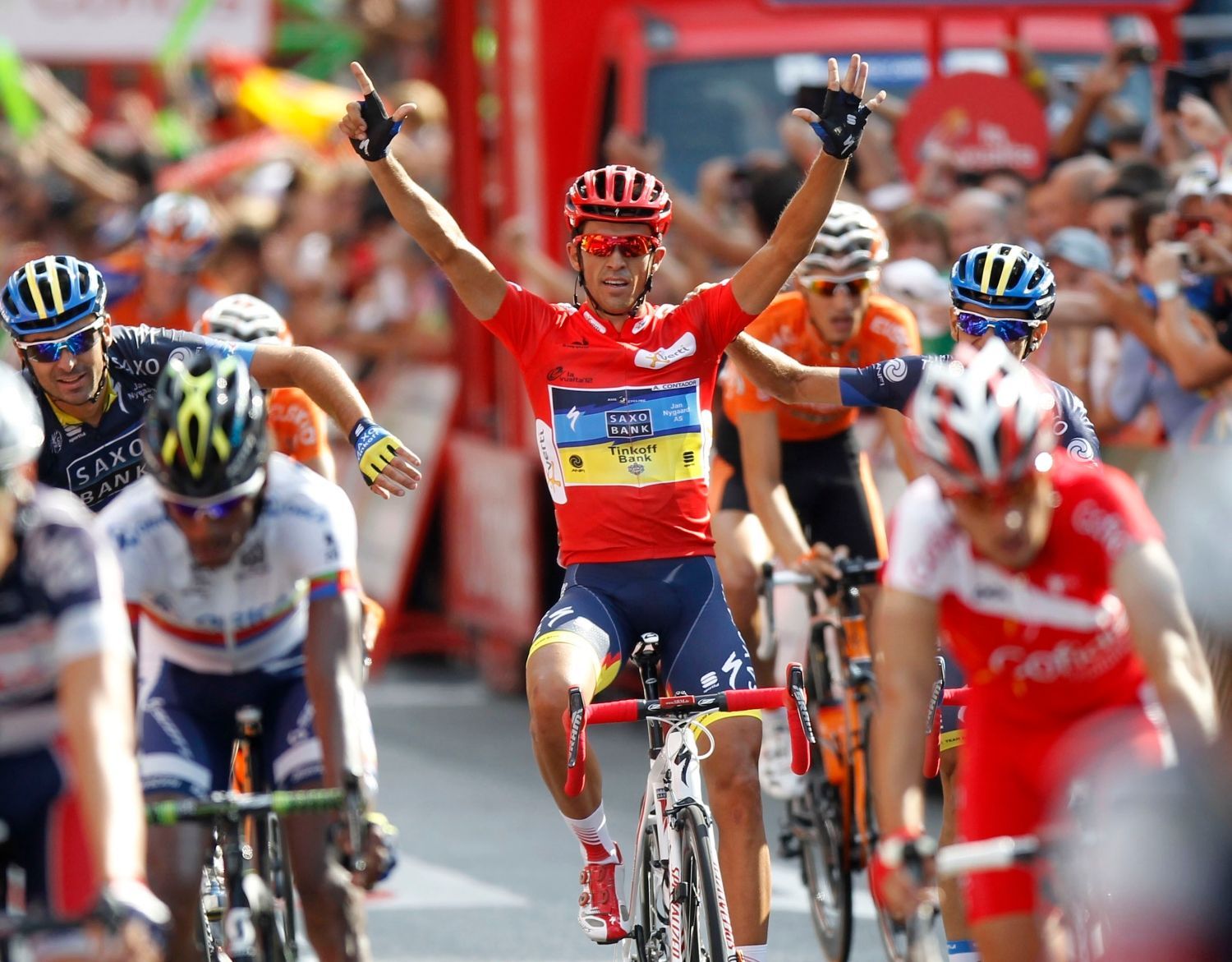 Španělský cyklista Alberto Contador slaví vítězství ve Vueltě 2012 po poslední etapě 2012.