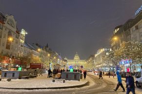 Praha vánočně a mrhavě osvětlená, jako bychom nepotřebovali šetřit