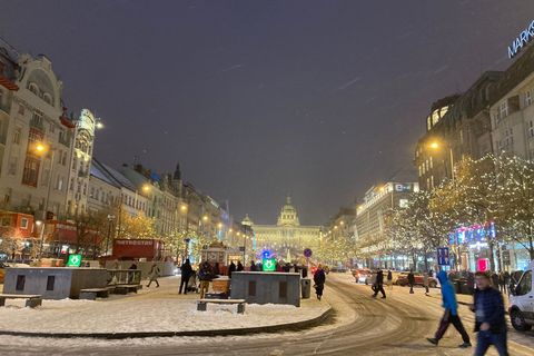 Praha vánočně a mrhavě osvětlená 8