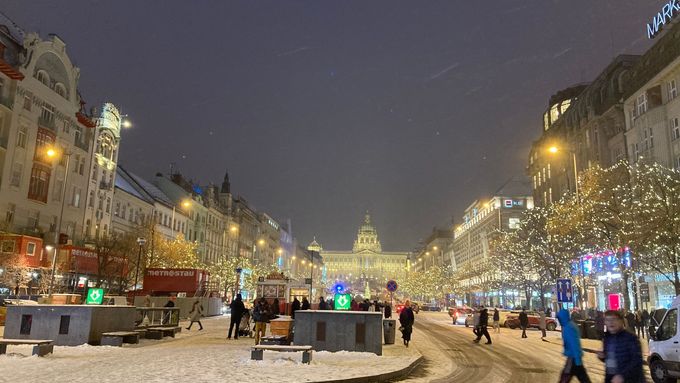 Praha vánočně a mrhavě osvětlená, jako bychom nepotřebovali šetřit