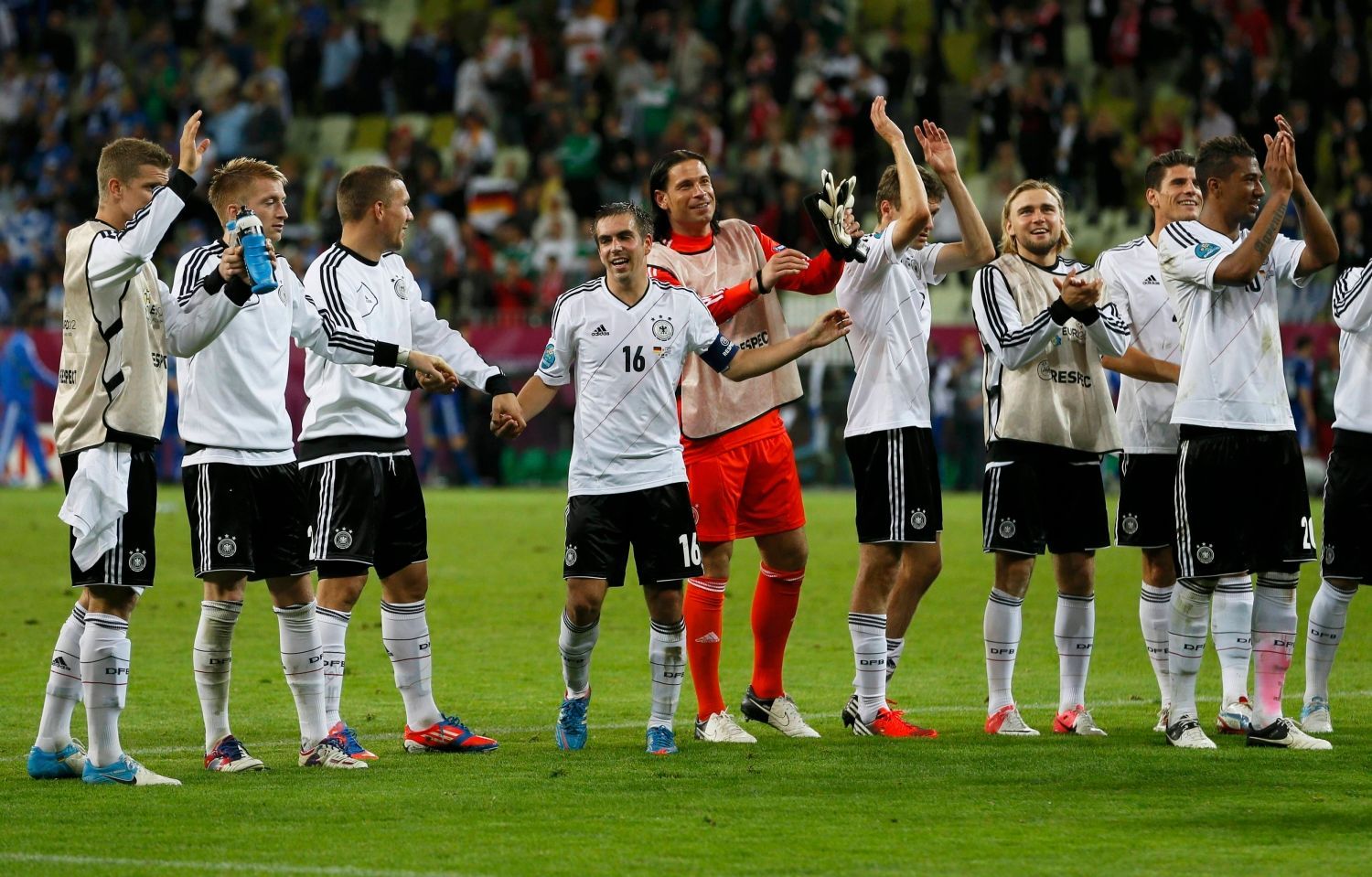 Německý tým děkuje fanouškům po utkání s Řeckem ve čtvrtfinále Eura 2012