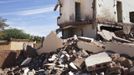 A view shows the remains of a hotel hit by French air strikes in Douentza, Mali January 29, 2013. The hotel was used as a base for Islamists and was hit by French air strikes over a week ago. REUTERS/Joe Penney (MALI - Tags: POLITICS CIVIL UNREST CONFLICT) Published: Led. 29, 2013, 1:58 odp.