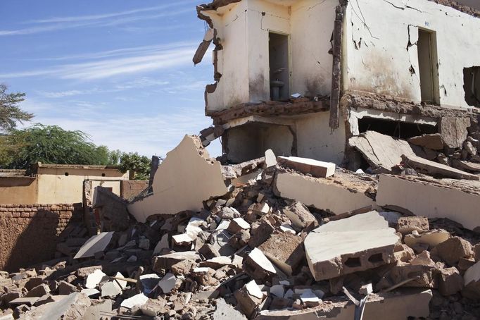 A view shows the remains of a hotel hit by French air strikes in Douentza, Mali January 29, 2013. The hotel was used as a base for Islamists and was hit by French air strikes over a week ago. REUTERS/Joe Penney (MALI - Tags: POLITICS CIVIL UNREST CONFLICT) Published: Led. 29, 2013, 1:58 odp.