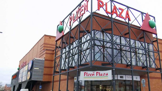 Plzeňské obchodní centrum Plaza v pátek v 10:10 opět otevřelo.