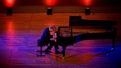 Poslechněte si Chopinovo Preludium č 13 Fis dur v podání Jana Lisieckého.