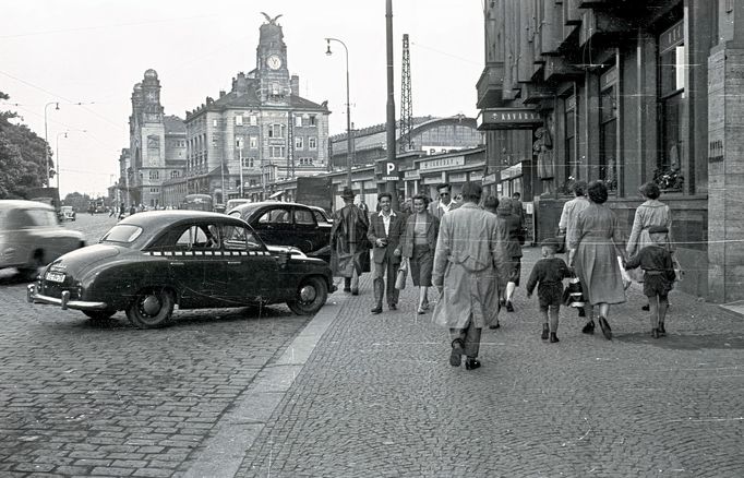 Škoda 1200 jako taxík v roce 1956 nedaleko hlavního nádraží.