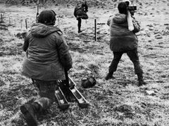 Argentinští vojáci v akci na Falklandách.