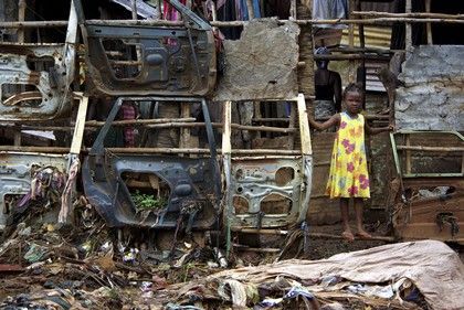 Odpadky zaplavují Afriku