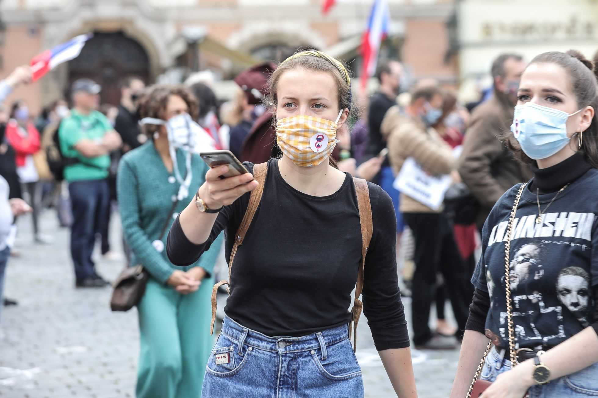 Demonstrace Milion chvilek pro demokracii - roušky, rozestupy, Andrej Babiš
