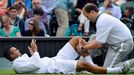 Zraněný Jo-Wilfried Tsonga na Wimbledonu 2013.