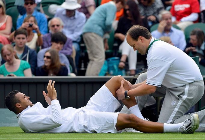 Zraněný Jo-Wilfried Tsonga na Wimbledonu 2013.