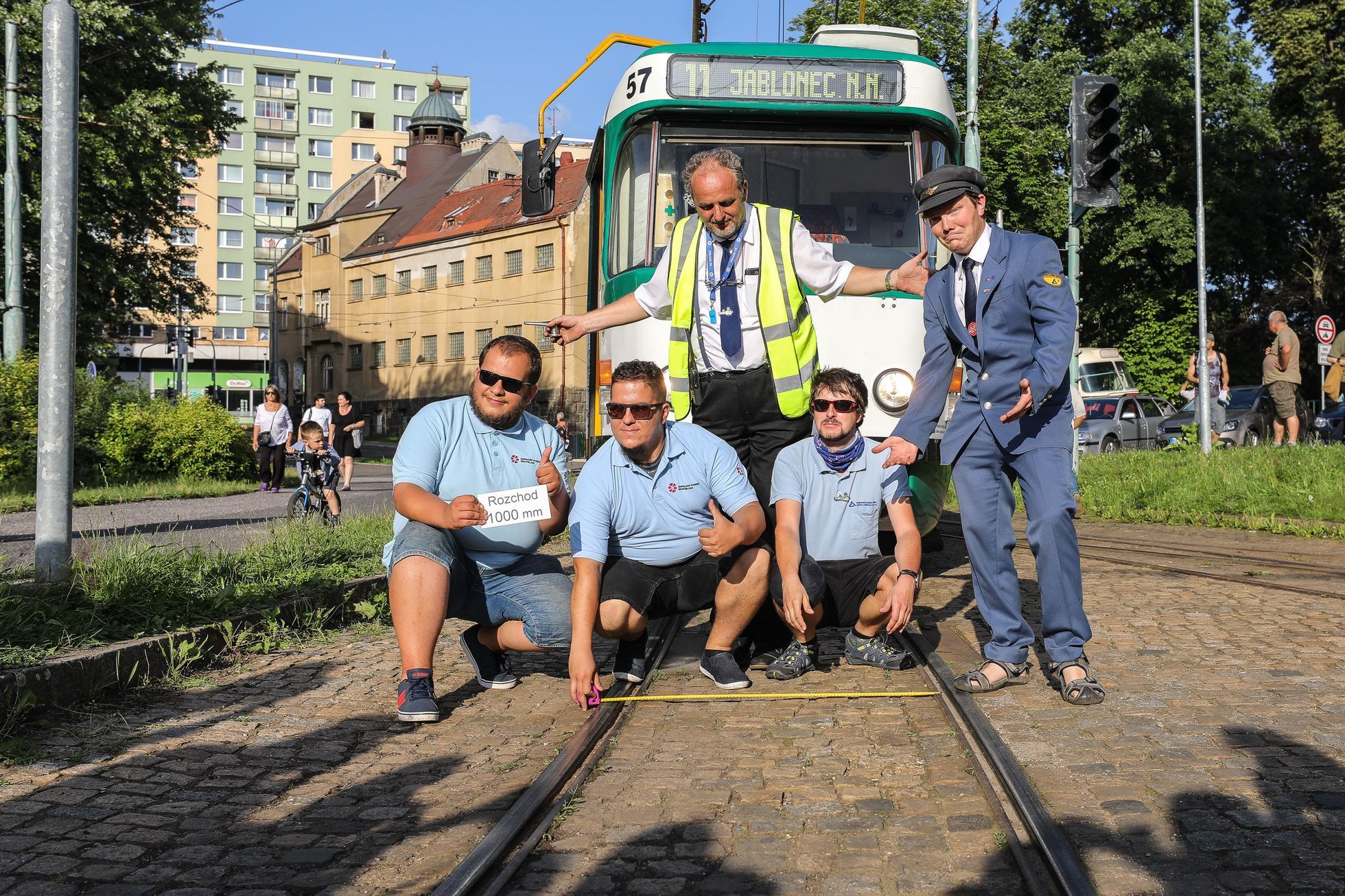 Průvod tramvají, tramvaj, trať Jablonec nad Nisou - Liberec, loučení, rozchod kolejí 1000 milimetrů, šotouš