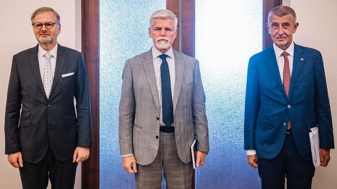 Zleva současný premiér Petr Fiala (ODS), prezident Petr Pavel a předseda hnutí ANO Andrej Babiš.
