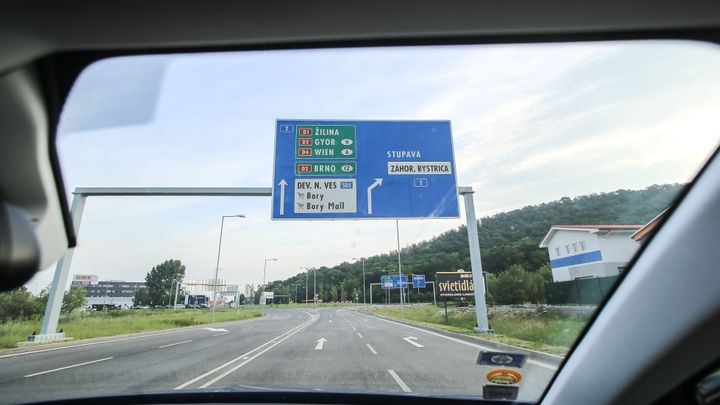 Dálniční známky budou v Česku elektronické. Podívejte se, jak se platí jinde v Evropě