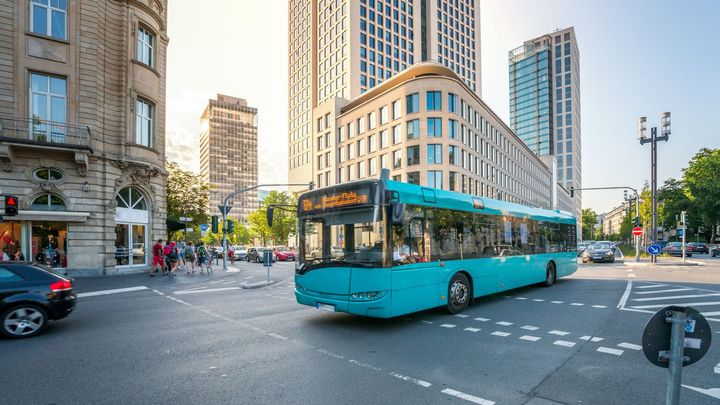 Vzdali byste se svého auta za 15 tisíc? Pobídka má auta nahradit MHD a vlaky