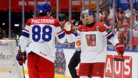 David Pastrňák s Romanem Červenkou slav svůj gól