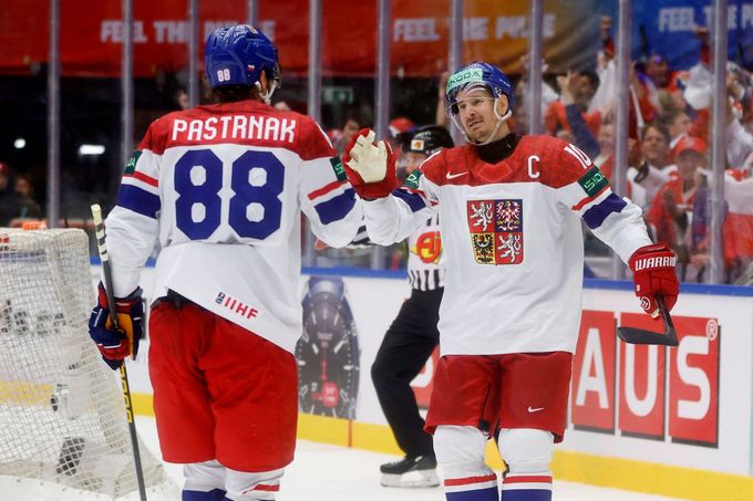 Pastrňák a Červenka při oslavě gólu